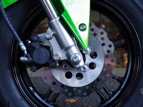 前後シングルディスクブレーキを採用　制動能力は充分