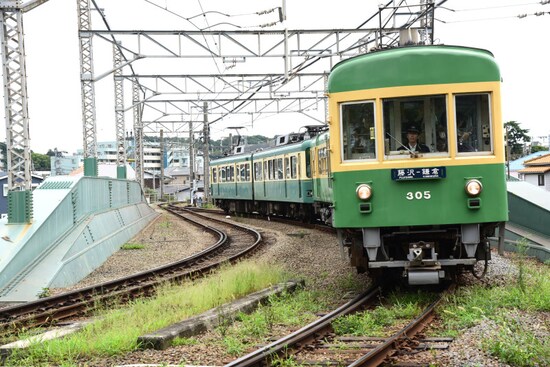 鵠沼鉄橋を渡る江ノ電。江ノ電も路線の4割くらいは藤沢市を走っていたりします
