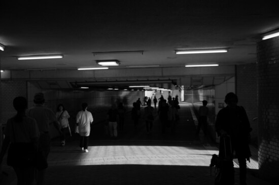 藤沢駅の南北を結ぶ地下道(撮影：MIWAKATOH)