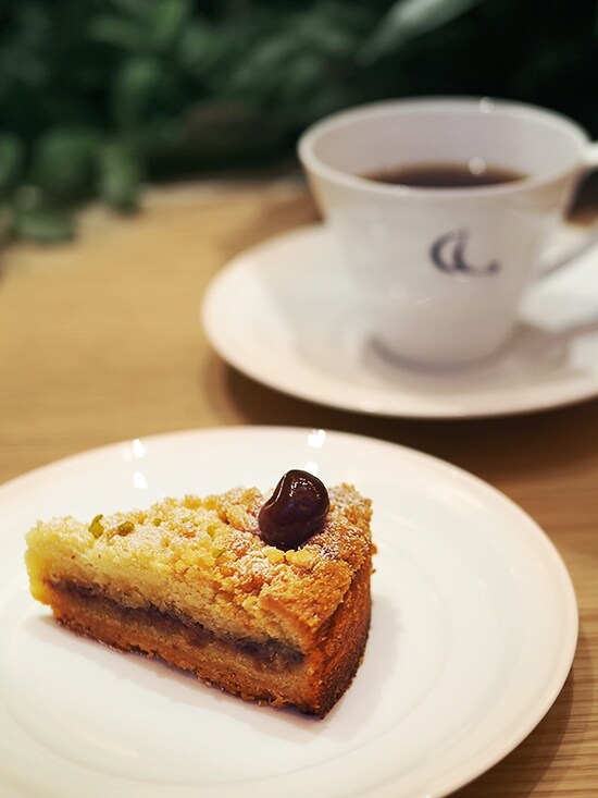 コーヒーは季節ごとにさまざまな農園の銘柄が味わえる