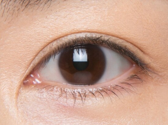 ビフォア。ぱっちり二重だけれどさみしげな印象。