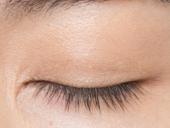 まぶたを閉じた状態のビフォア。