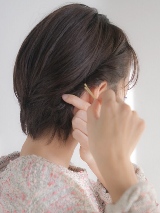 耳の後ろでしっかり固定