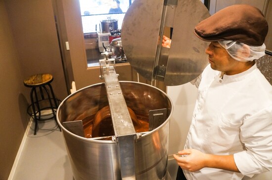 コンチングマシーンで長時間かけて練り上げる。とても良い薫りがします。この機械は店内からも見ることができます。