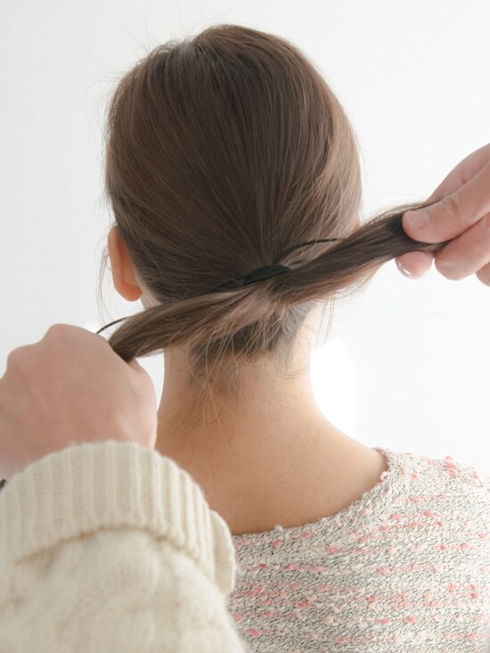 画像 21 30 紐ゴムを使った髪の結び方 基本ヘアアレンジの方法 ヘアアレンジ All About 画像 21 30 紐ゴムを使った髪の結び方 基本ヘアアレンジの方法 ヘアアレンジ All About