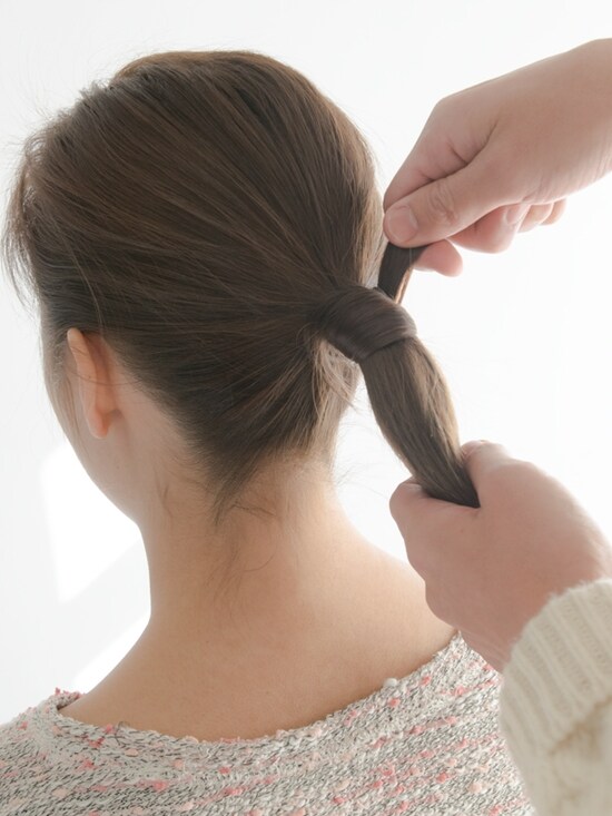 画像 24 30 紐ゴムを使った髪の結び方 基本ヘアアレンジの方法 ヘアアレンジ All About 画像 24 30 紐ゴムを使った髪の結び方 基本ヘアアレンジの方法 ヘアアレンジ All About