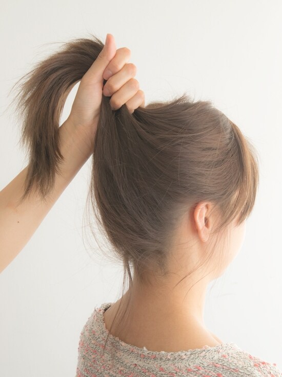 画像 4 25 ポニーテールのやり方 綺麗なポニーテールをたるまない方法で作ろう ヘアアレンジ All About 画像 4 25 ポニーテールのやり方 綺麗なポニーテールをたるまない方法で作ろう ヘアアレンジ All About
