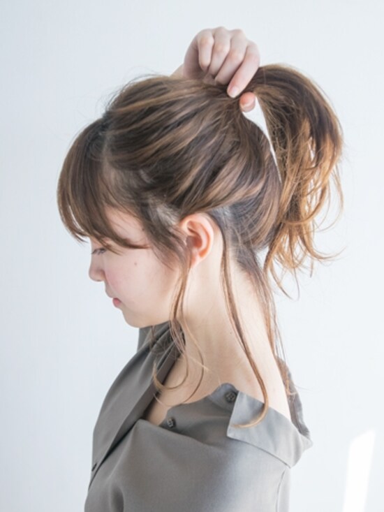 毛束を高い位置で結び直す