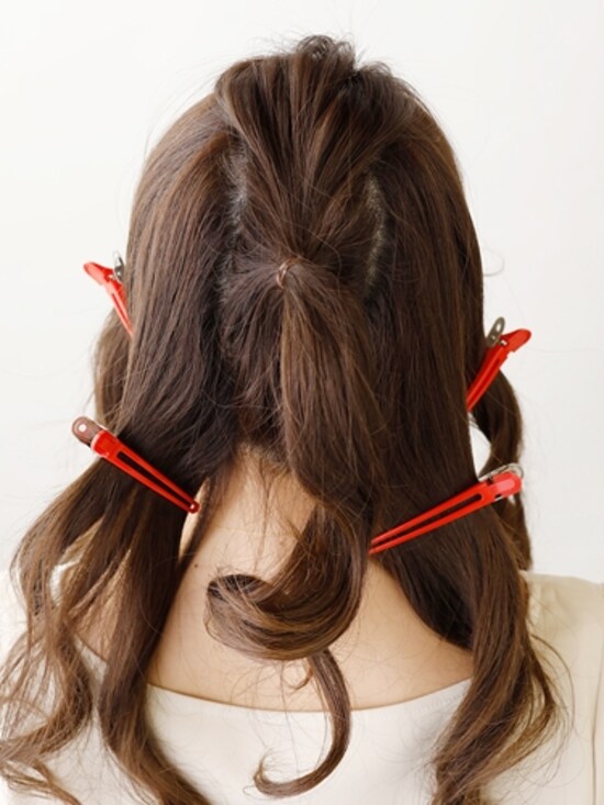 画像 9 13 お団子の抜け感が素敵 女神みたいな簡単パーティヘア 結婚式 パーティーヘアアレンジ All About