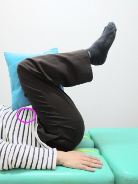 ピンクの〇印の部分を意識して下肢を持ち上げましょう