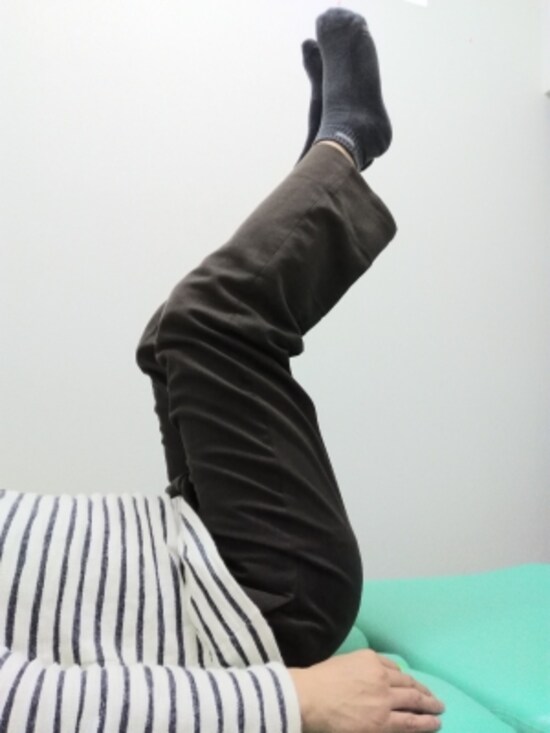 下肢を持ち上げた際にバランスを崩さないようご注意ください
