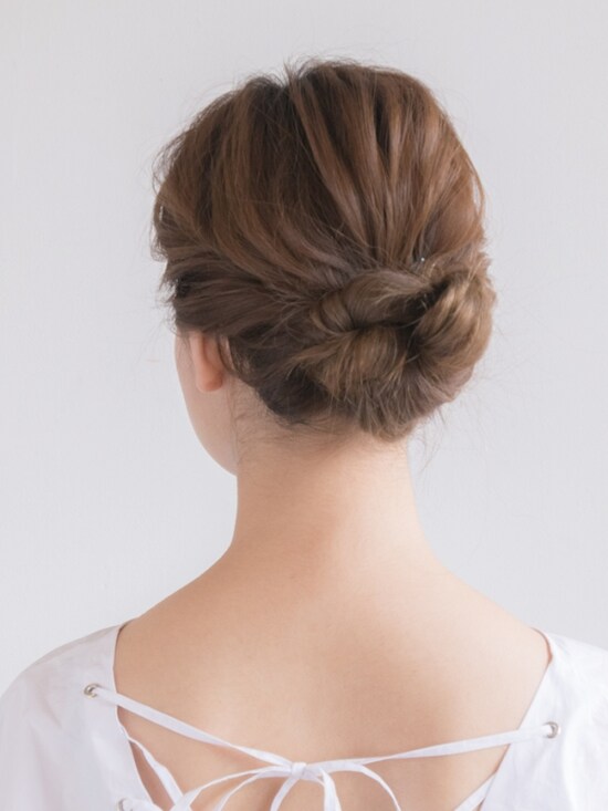 画像 2 19 雨の日は巻かないヘアアレンジで乗り切る アイロン不要のまとめ髪 ヘアアレンジ All About