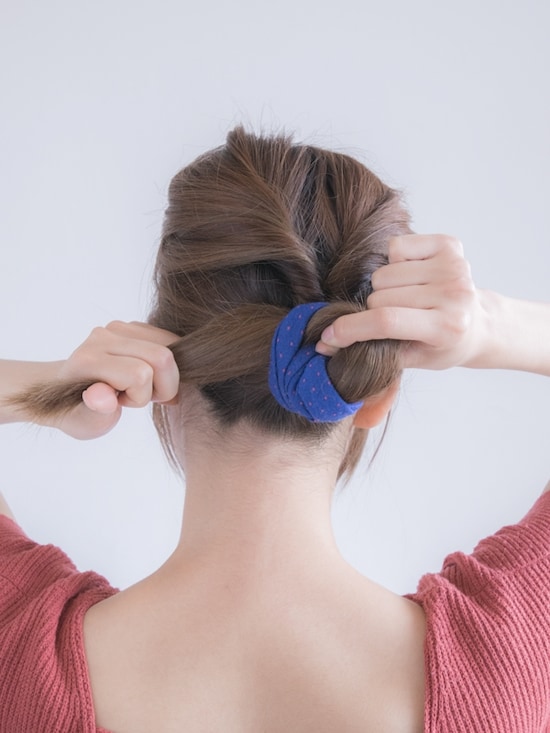 画像 14 16 ピンもアイロンも使わない簡単お団子ヘアアレンジ ヘアアレンジ All About 画像 14 16 ピンもアイロンも使わない簡単お団子ヘアアレンジ ヘアアレンジ All About