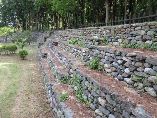 三の曲輪に残る石積土塁