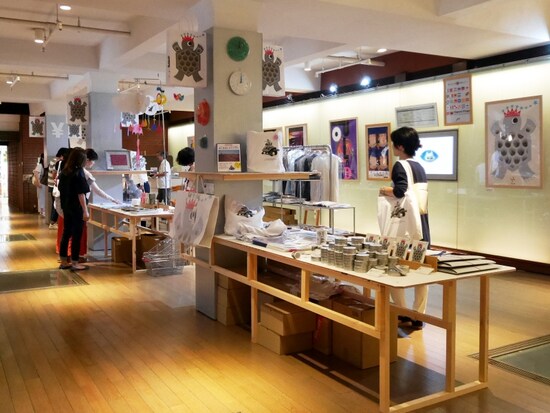 横浜赤レンガ倉庫1階には「SHOPトリエンナーレ2017」がオープン。ヨコハマトリエンナーレ公式グッズのほか、横浜市内在住・在勤の多彩なクリエイター約40組が制作する家具、ファッション、食品、ステーショナリー、書籍などの商品を販売（2017年8月3日撮影）