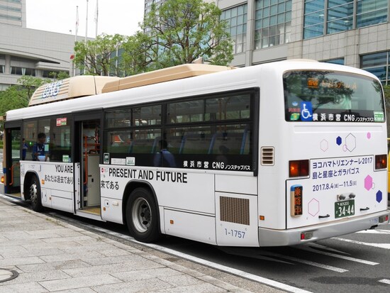 バスの車体にも作品が。ジェニー・ホルツァー「《自明の理》より、1977-79」2017。みなとみらい駅のコンコースでも展開されています。ヨコハマトリエンナーレ2017展示風景（2017年8月3日撮影）