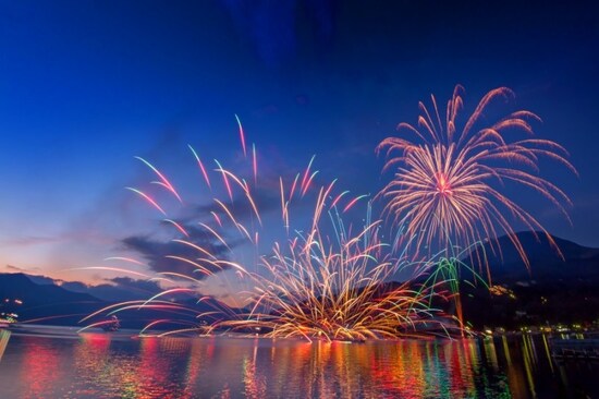 日暮れ前の空に、富士山や周囲の山々を背景に花火が打ち上がる「トワイライト花火」(12月24日、25日 写真提供：箱根プロモーションフォーラム)