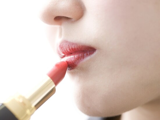  赤い口紅は女性のシンボル。大人の肌を華やかに彩ってくれます。