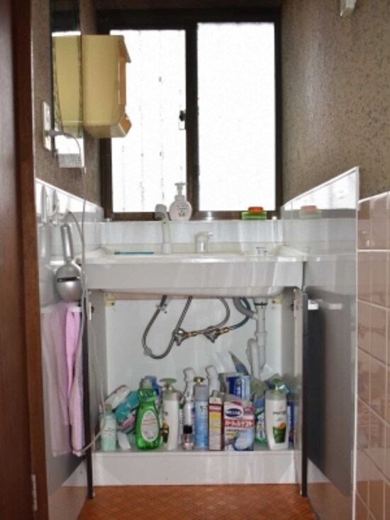 ものでいっぱいの洗面台下。でも、意外に空間は活用されていない模様……