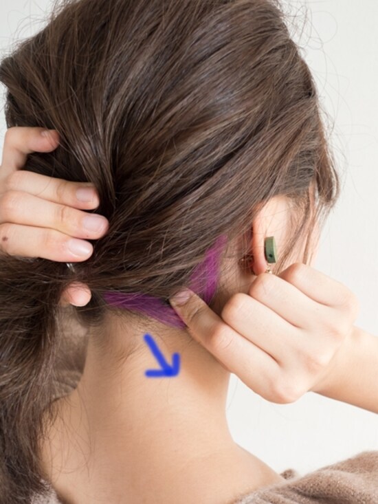 襟足の髪を引き出してゆるませる