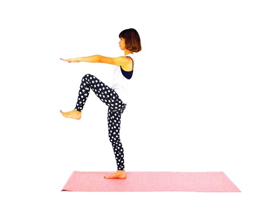 腸腰筋エクササイズ2　左ひざを腕に近づける。