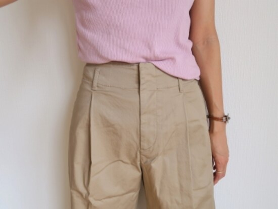 このタック効果で前から見るとカバー力がUPするのですが、後ろが広がりがち
