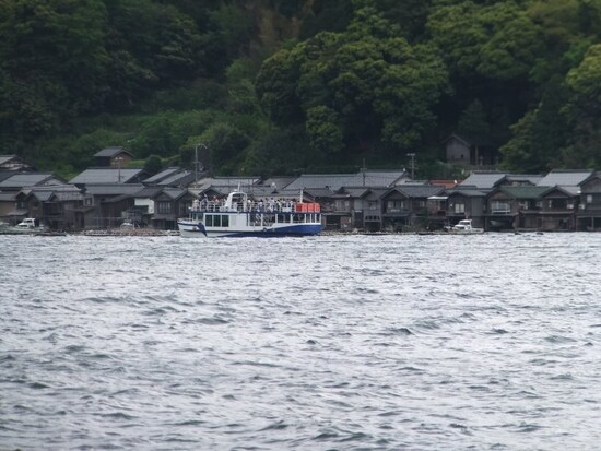 伊根の舟屋（4）／伊根湾めぐり遊覧船と共に