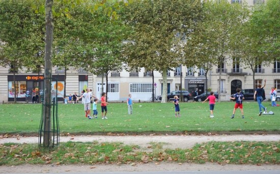 お店の向かいの公園では子どもたちがサッカーをしていました