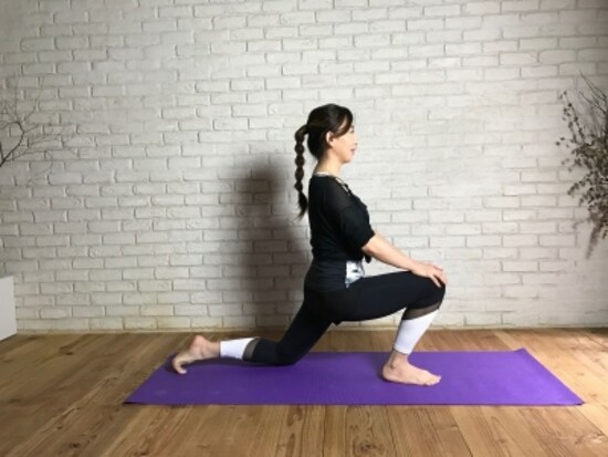後方の脚の股関節の伸びを感じる