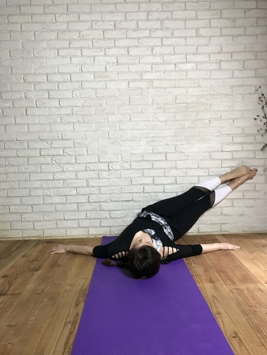 左の腹斜筋で脚の重みを支える
