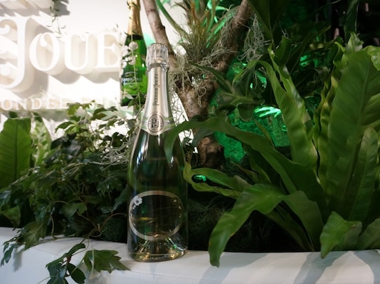 「ペリエ ジュエ　ブラン・ド・ブラン」緑の中で写しているので緑色に見えますが、透明なボトルです