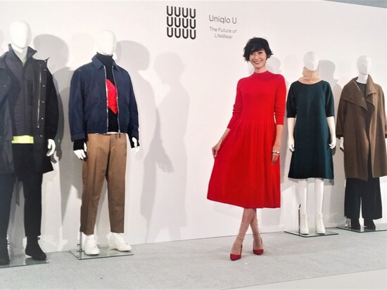 盛り上がるユニクロU展示会2017AW。一部のラグジュアリーブランドがつかうホールガーメント織り機をつかったニットワンピース。女優の田丸麻紀さんも登場！メンズもいろいろでていました。