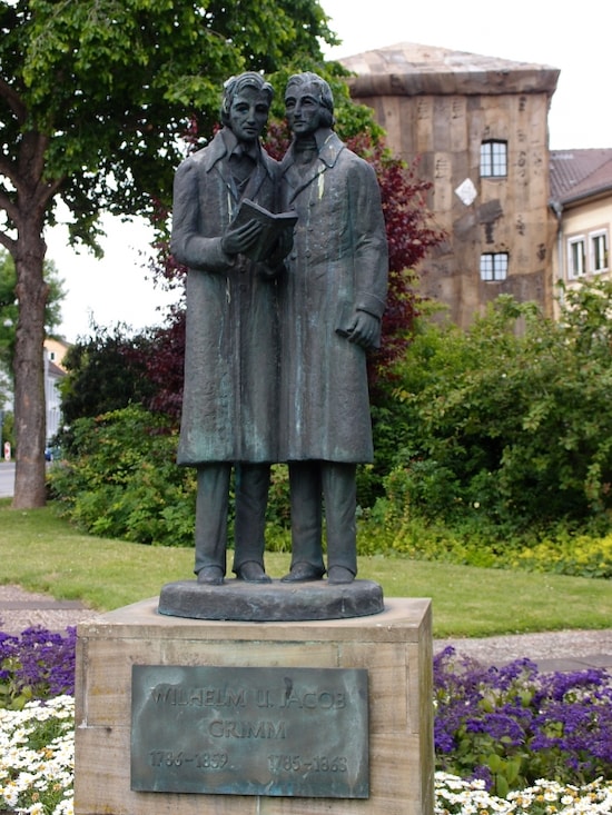 グリム兄弟像