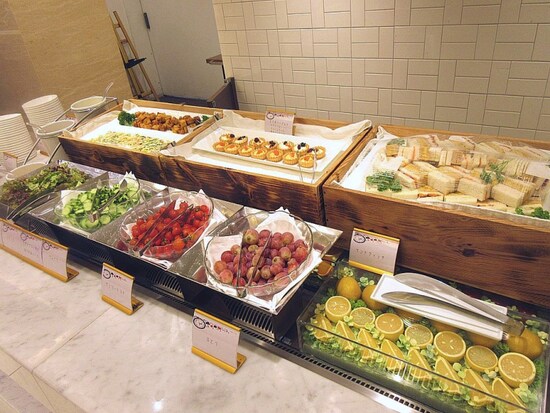 京王プラザホテル 軽食のブッフェ台