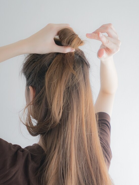上側の髪をセンターで結ぶ