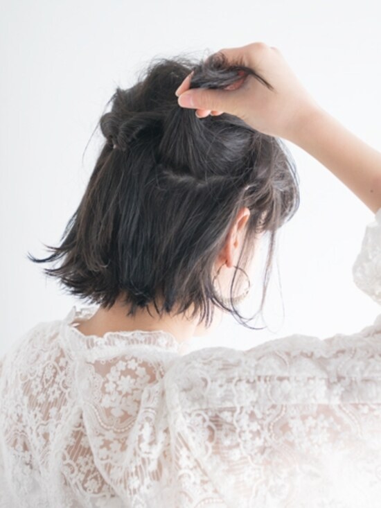 画像 8 19 不器用でも簡単 自分でできるお呼ばれボブアレンジ 結婚式 パーティーヘアアレンジ All About 画像 8 19 不器用でも簡単 自分でできるお呼ばれボブアレンジ 結婚式 パーティーヘアアレンジ All About