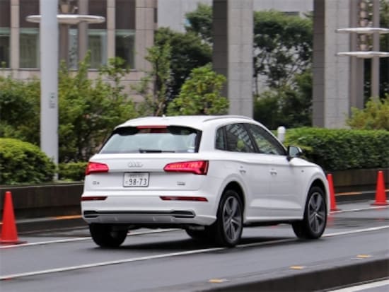 オプションでダンパーコントロールと車高調整機能を備えたアダプティブエアサスペンションを装備