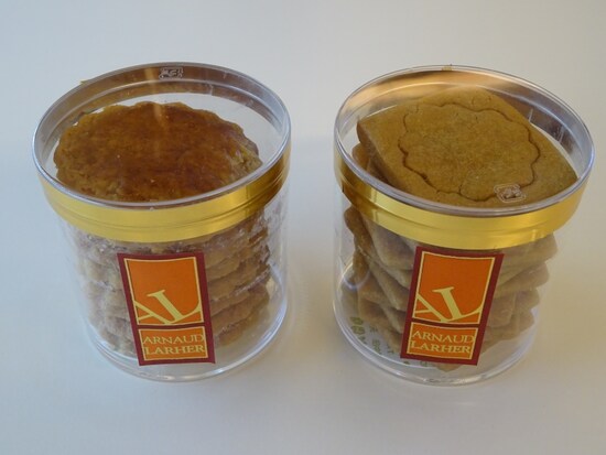 「アルノー・ラエール 広尾本店」の「ガレット・ブルトンヌ」（左：8枚入税込700円、2枚税込160円）と「スペキュロス」（右：12枚入税込600円）