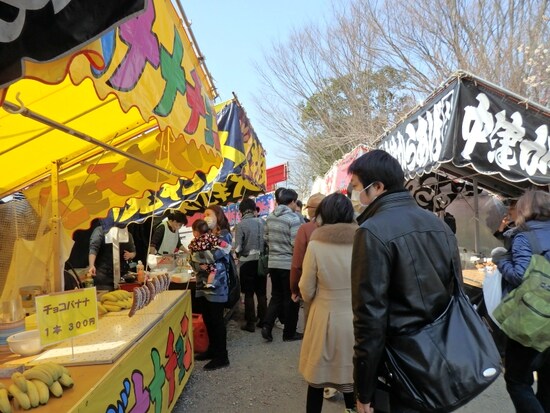元荒川の土手に並ぶ露天