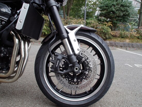 Z900RSにはスーパースポーツバイクでも採用されることが多いラジアルマウントキャリパーを装備している