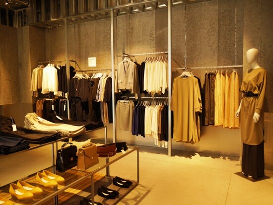 ウィメンズのフロア