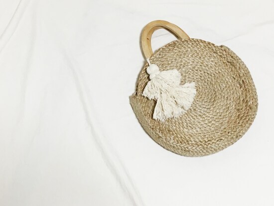 ラフィア素材のカゴバッグ