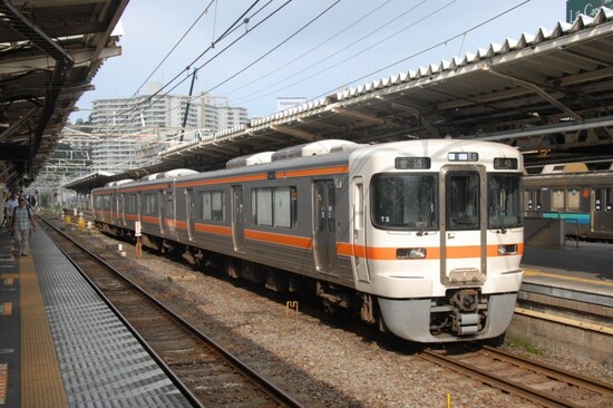 ロングシートの短い編成