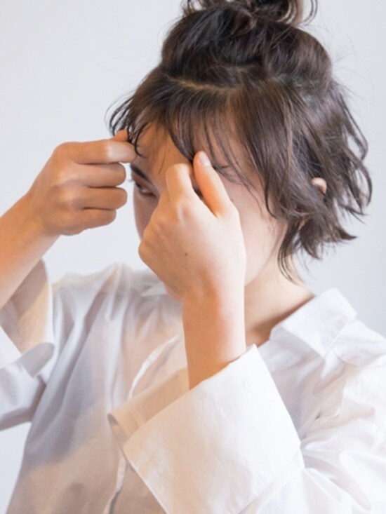 指先で細い束を作る