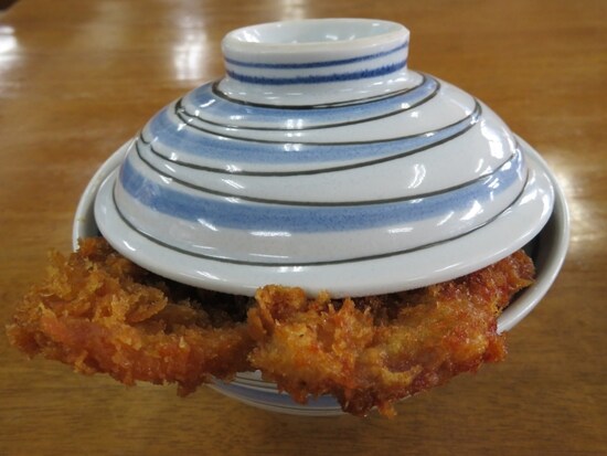 かつが丼からはみ出す大島屋のわらじかつ丼