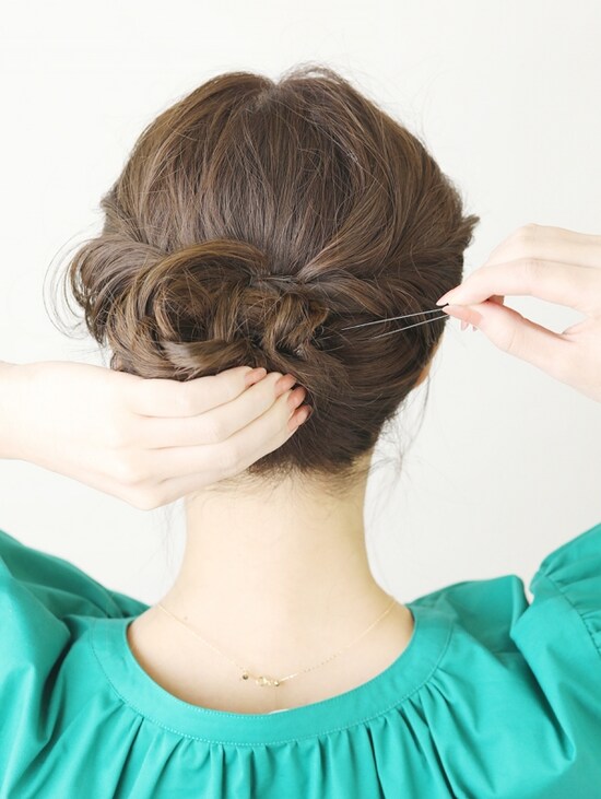 画像 7 14 ミディアムでもok ひし形シルエットのお団子アレンジ 結婚式 パーティーヘアアレンジ All About