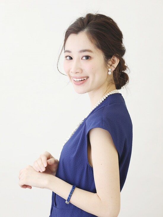 ロングヘアのシニヨンアレンジ！髪が多くてもキマる簡単まとめ髪