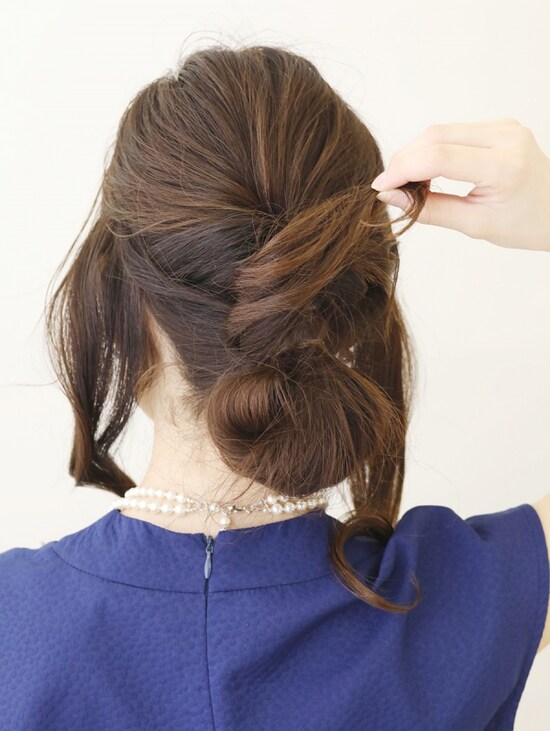 画像 13 15 ロングヘアのシニヨンアレンジ 髪が多くてもキマる簡単 画像 13 15 ロングヘアのシニヨンアレンジ 髪が多くてもキマる簡単