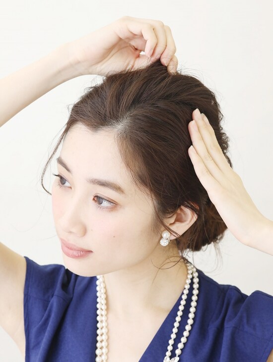 表面の毛を引き出す【髪が多くてもOKの簡単シニヨン】