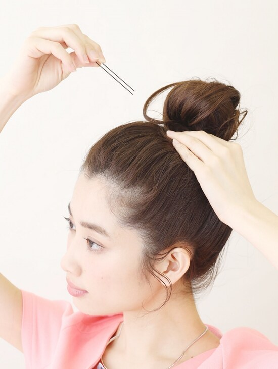 画像 9 12 ロングならでは 高めの位置がかわいいお団子アレンジ 結婚式 パーティーヘアアレンジ All About
